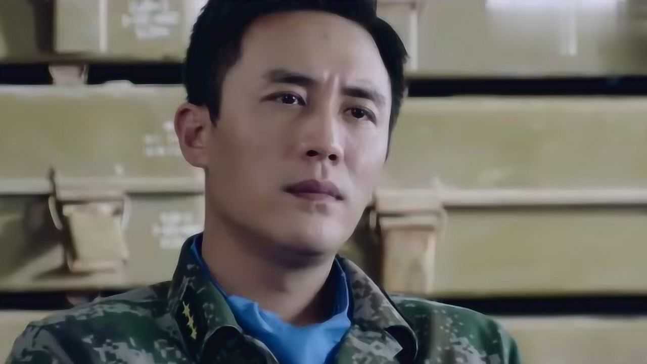 维和步兵营老班长受伤退役将狙击枪传给了新兵戈睿杜淳表情亮了