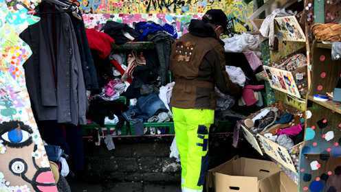 哥本哈根的贫民窟：随意试穿废弃衣物，这位小伙给自己搭了一套