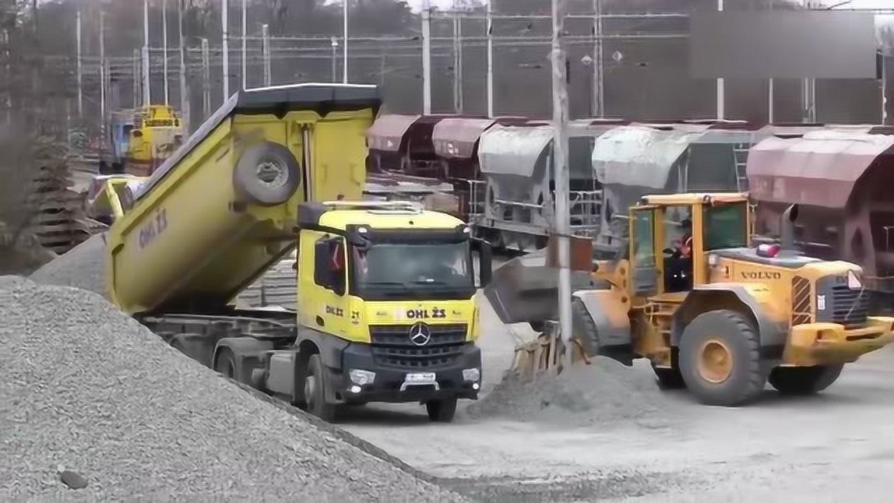 这半挂车太神奇了这么小的转弯半径它还能顺利通过