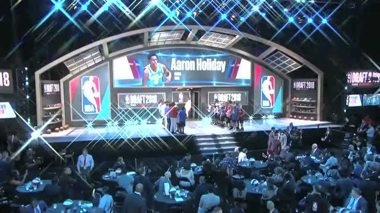 2018nba选秀马上开始来到小绿屋的球员们带着家人陆续入场