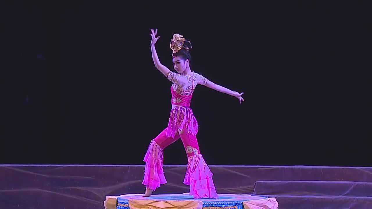 《丝路花雨》英娘为你示范最标准的盘上舞