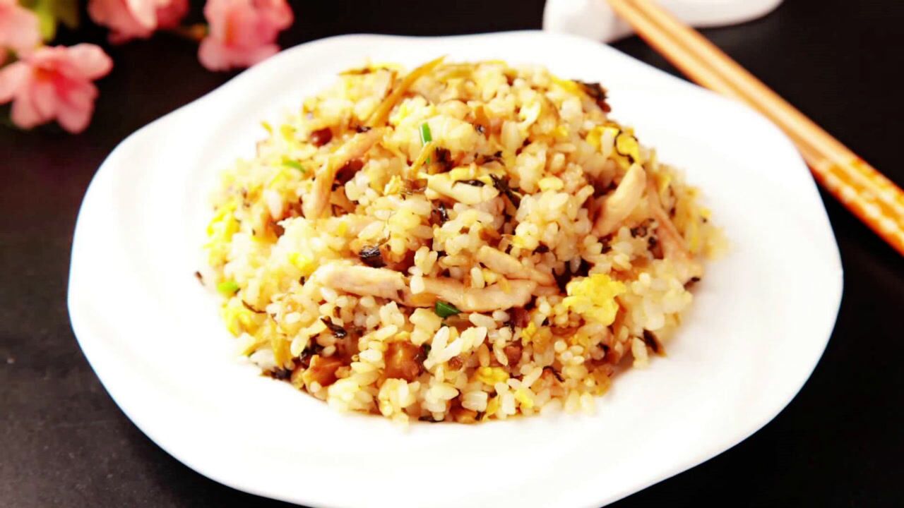美食教程丨简单家常菜,雪菜肉丝鸡蛋炒饭