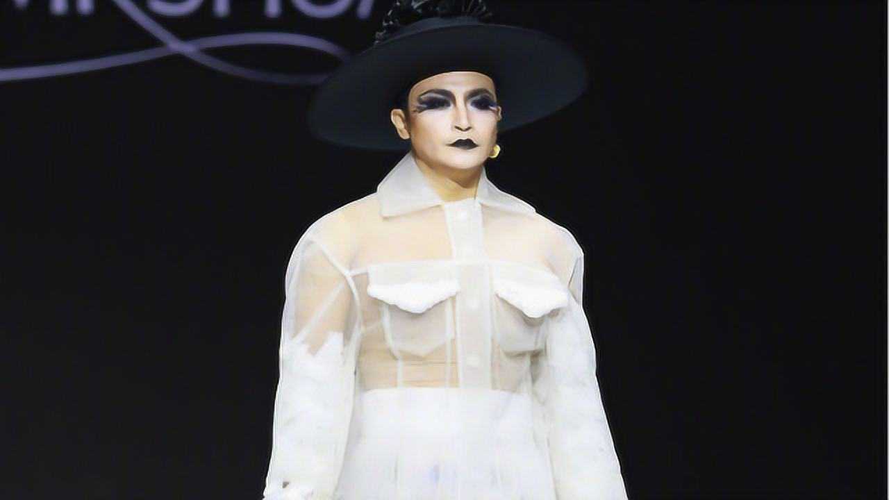 陈志朋现身北京时装周t台造型曝光透视装奔放辣眼睛