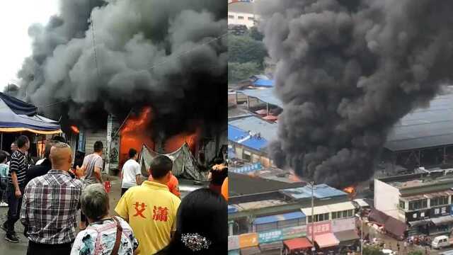 中秋之际成都一综合市场突发大火 现场火势相当凶猛