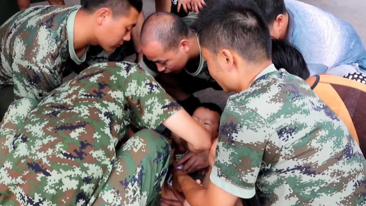 又调皮了小男孩隐私部位被卡玩具中
