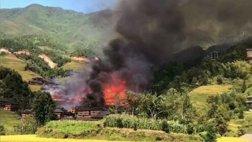 桂林龙胜龙脊景区发生大火现场浓烟滚滚 拍摄者感叹：毁完了！
