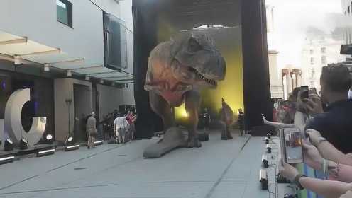 这个《侏罗纪世界》中的霸王龙模型也太帅了吧，把围观的人都吓到了