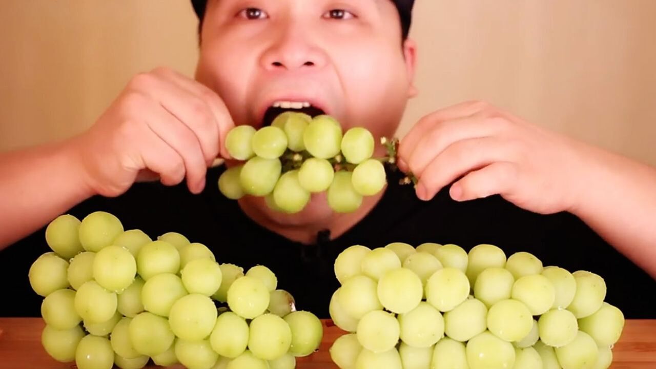 听说吃葡萄不吐葡萄皮,这位韩国小哥做到了!