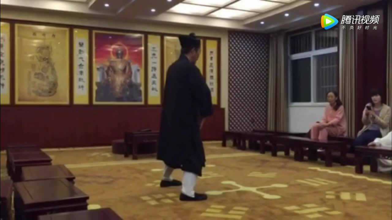 武当派掌门人钟云龙道长的功夫表演,看看这才叫真正的武林高手!_高清1080P在线观看平台_腾讯视频