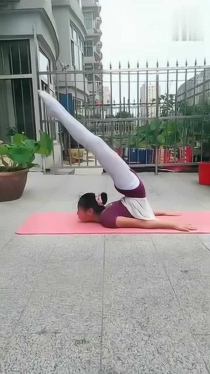 小萝莉练习舞蹈，这白丝就很棒了！