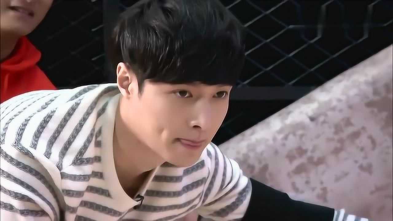 张艺兴麦咭过关真的好轻松啊,手一伸脚一蹬就过去了!