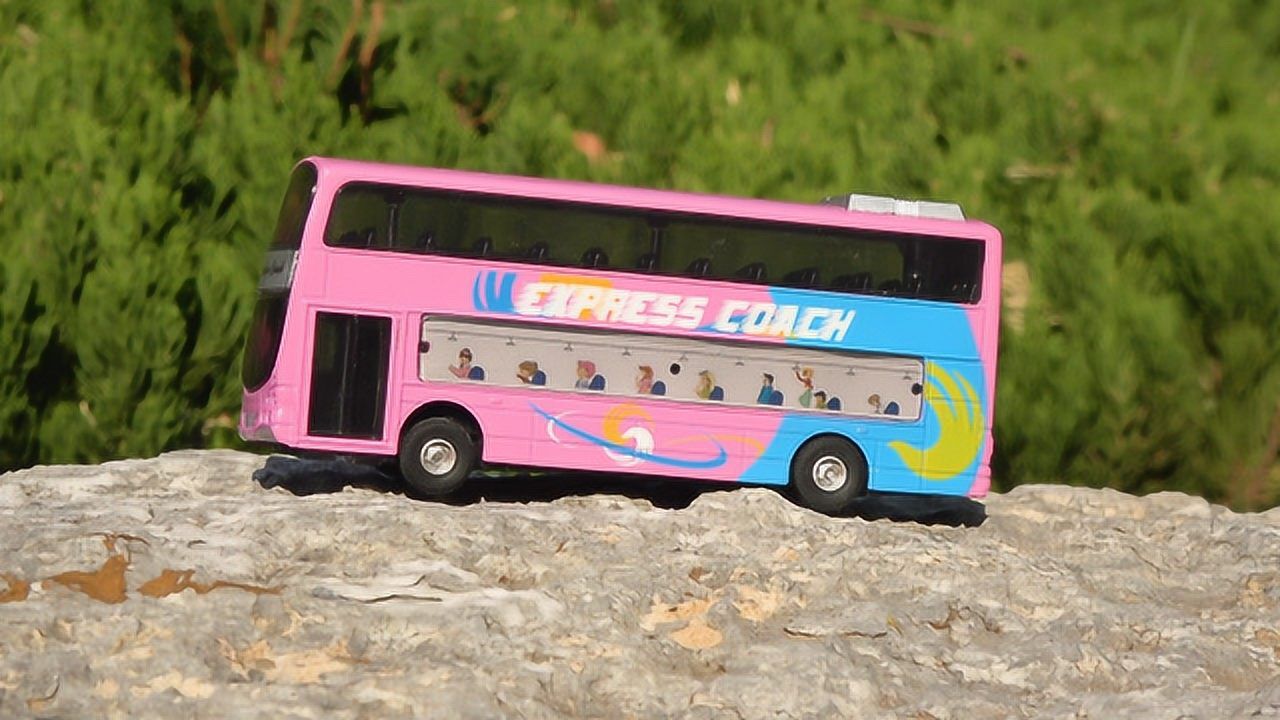 儿童玩具车视频:双层巴士公交车旅行客车玩具模型拆箱试玩