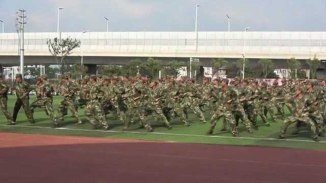 省泰中2018级新生军训总结表彰大会军体拳表演