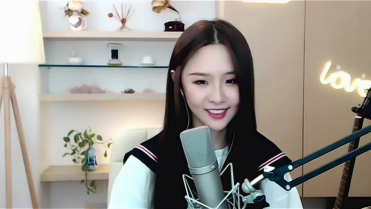 阿冷咱们结婚吧洁白的婚纱手捧着鲜花美丽得像童话