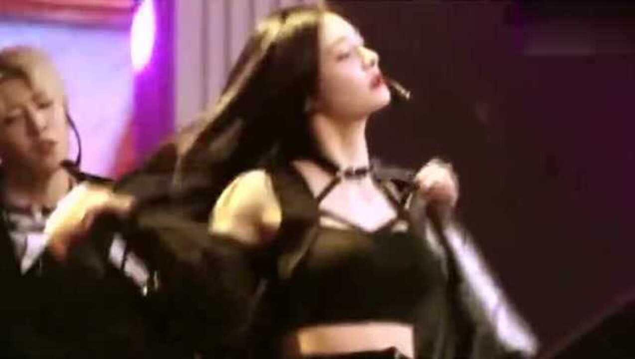 美女跳热舞脱衣，瞬间燃爆现场，台下练习生简直就是痴汉脸！_高清