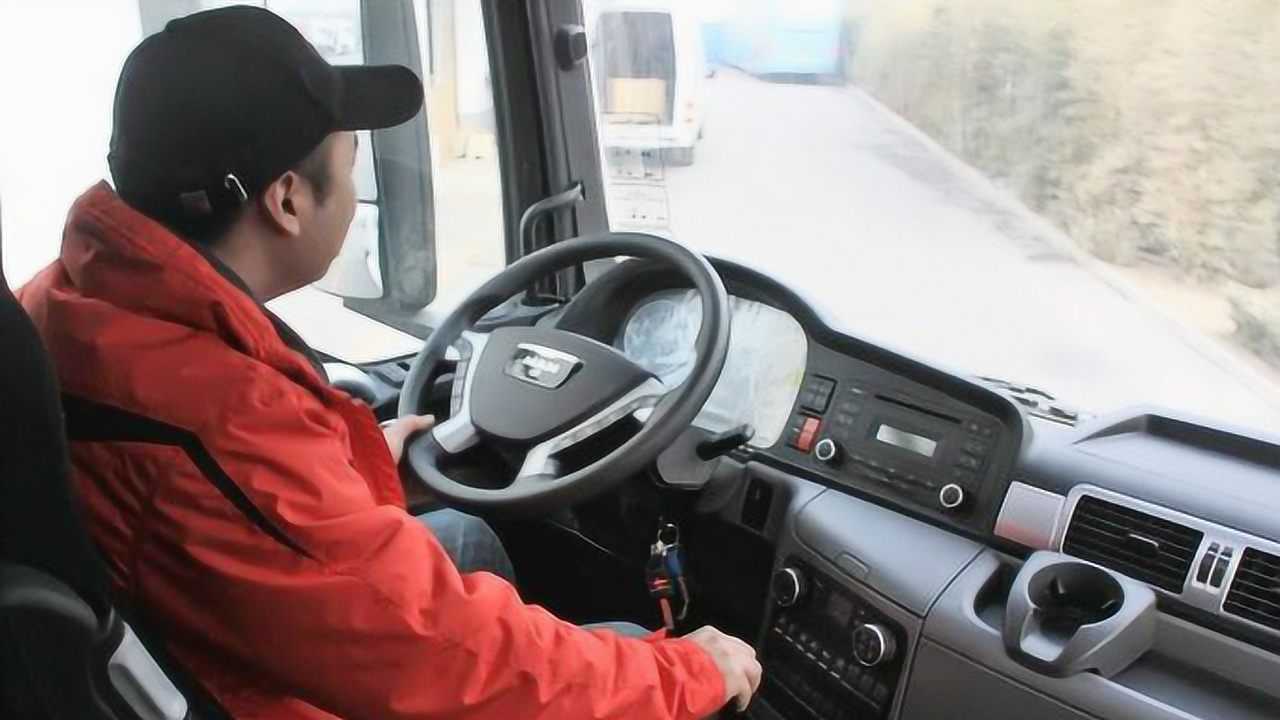 同是大车,为什么大货车的驾驶室位置高,而客车的却很低?