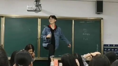 男生踩讲台唱凤凰传奇引全班女生对唱，兄弟这人缘没谁了！ - 腾讯视频