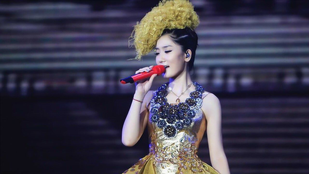 这是凤凰传奇最肉麻的情歌,玲花一开口台下观众就坐不住, 美醉了