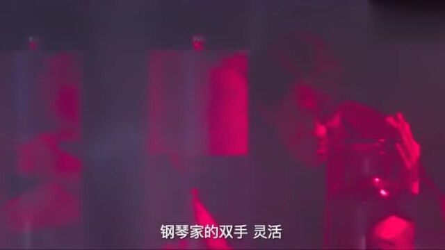 王伶俐又回到了十年前的场景,她大声呼救,但根本没人能听见