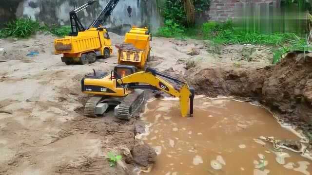 电动玩具大吊车吊起落水的翻斗车,小朋友快来学习吧!