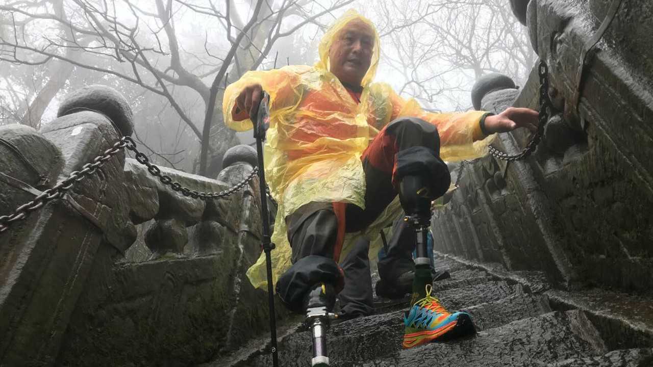 无腿登山英雄夏伯渝徒步登武当金顶