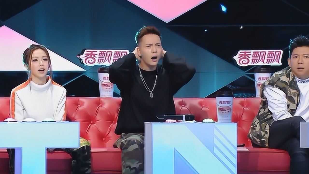 选手唱歌表演过程中,邓紫棋无奈摇头,陈伟霆与海泉表示惋惜