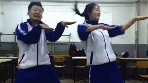 两个高中生穿校服在教室尬舞，这完全是放飞自我的节奏啊 - 腾讯视频