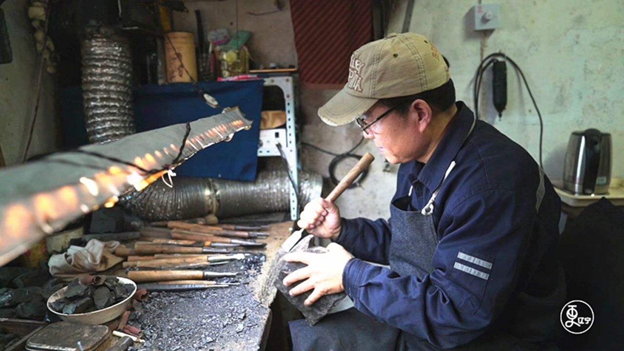 大叔传承百年技艺做煤精雕刻,黑煤一经他手成传世瑰宝,惊艳绝伦_高清1080P在线观看平台_腾讯视频