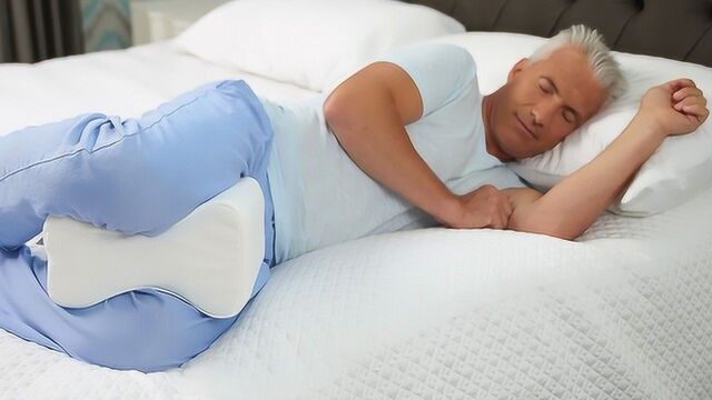 为什么很多人都喜欢双腿夹着被子睡觉?专家:这是有科学依据的