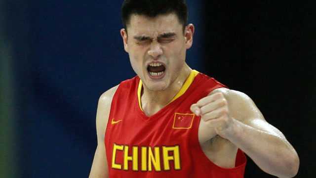 姚明曾经在NBA拒绝过许多大名牌的代言,为国家荣誉拒绝大合同