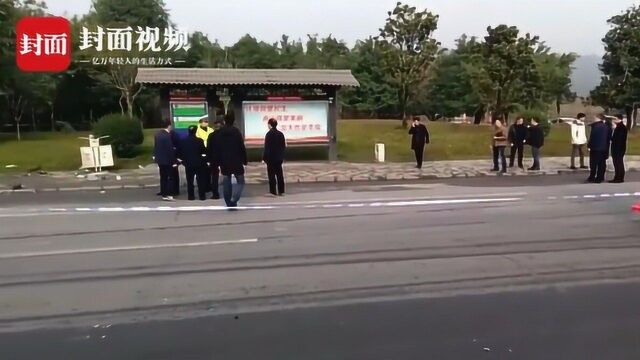 四川乐山一汽车冲上公交站台