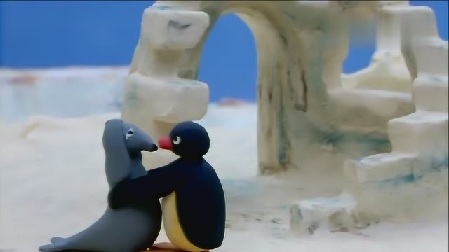 企鹅家族:pingu逗着伙伴玩惹伙伴生气,pingu做各种动作逗它开心