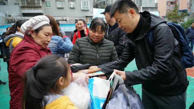 贵州孩子们不再冷,南京奔驰E家人献大爱