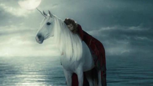 小女孩是传说中的月亮公主，被一匹白马所守护！一部温情奇幻电影
