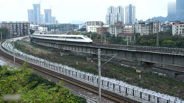 高速列车和谐号出动,跑起来多快呢