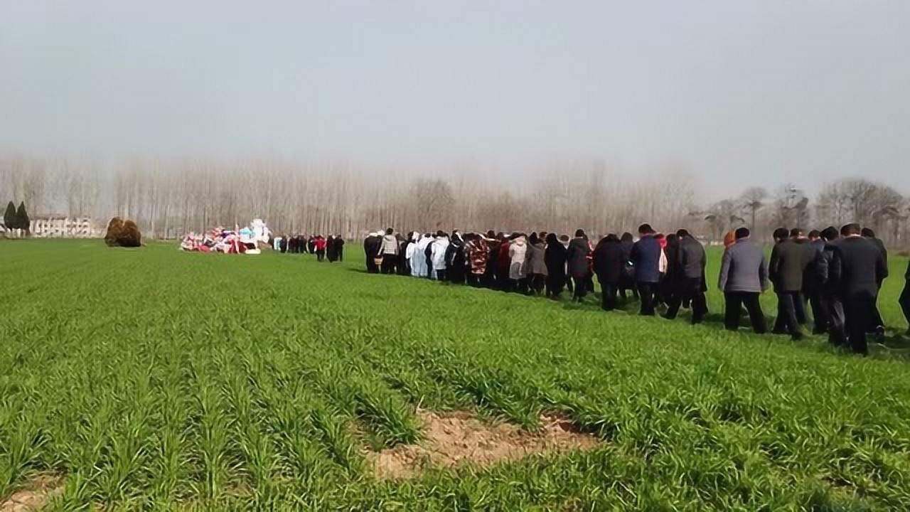 實拍河南商丘農村白事風俗,送靈隊伍排長龍,孝子村口跪迎孃家人