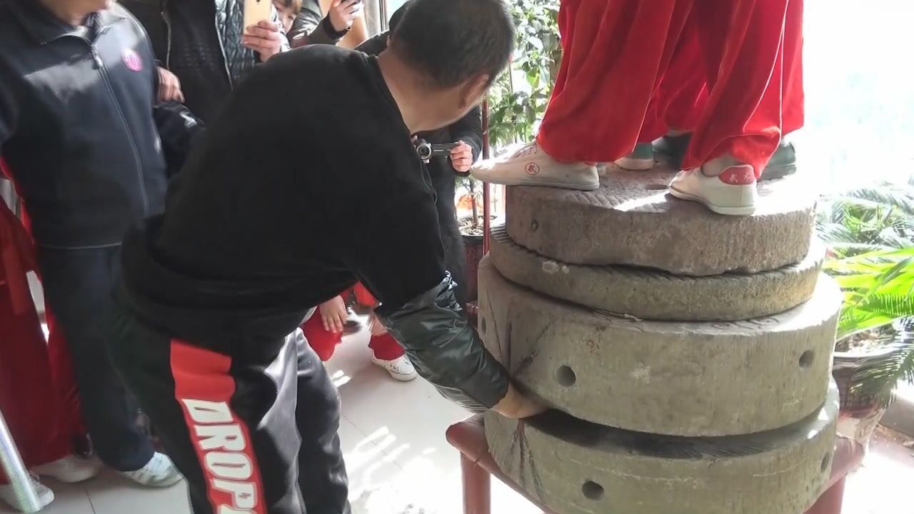 大爷苦练5年练就铁爪功,手上压千斤磨盘竟然毫发无伤!