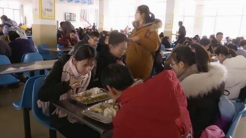 中学食堂盈利请学生吃饭，还往饭卡里充钱