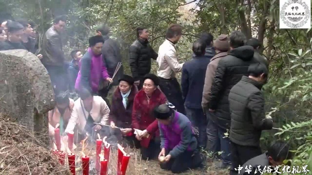 贵州安顺梁氏家族祭祖活动,整个山头都站满了人,壮观