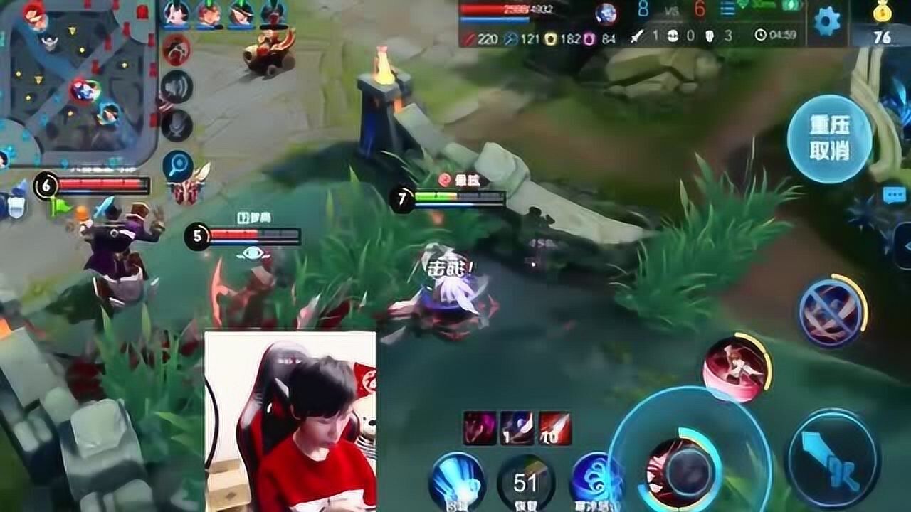 梦泪看到钟馗要搞死他没想到草丛里还藏了个干将把梦泪吓坏了