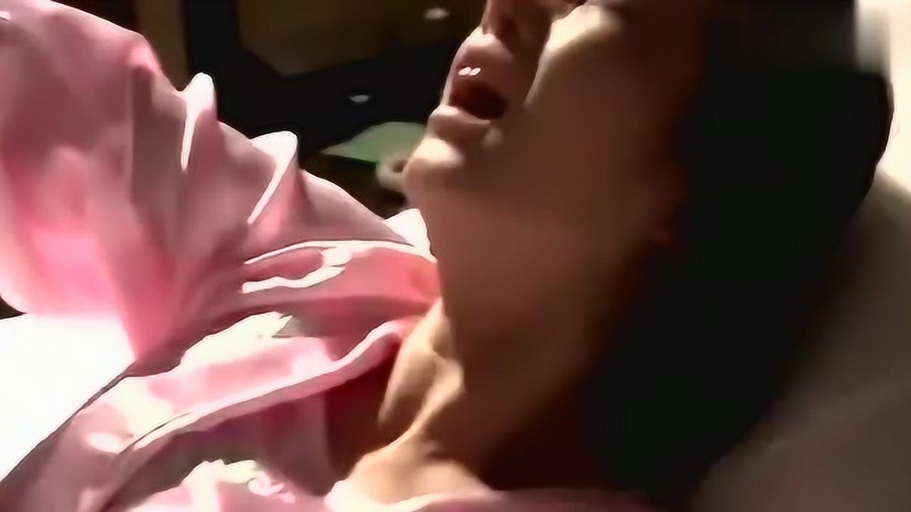 美女肚子疼下床一看居然满腿是血颤抖着拨打求救电话