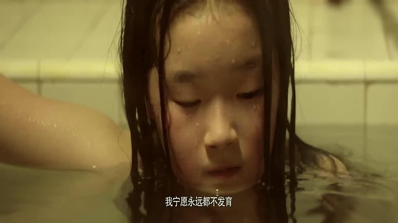 13-year-old girl takes a bath together and plays to a new height ▶1:32