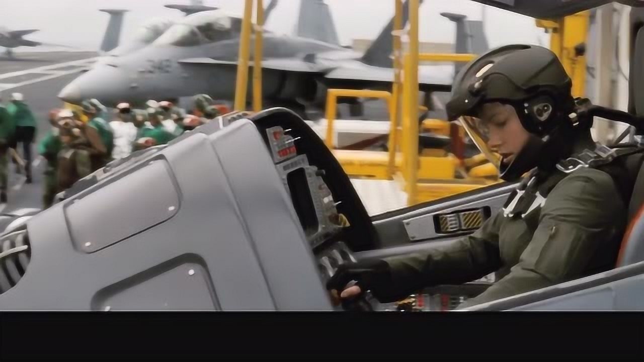 绝密飞行:三名飞行员开着战机降落航空母舰,前来报道,酷!