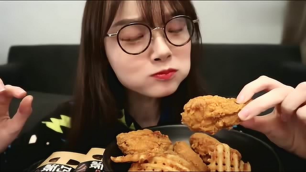 看上海小姐姐阿尤吃饭就是过瘾,为啥都吃不胖呢,真羡慕狂吃不胖啊