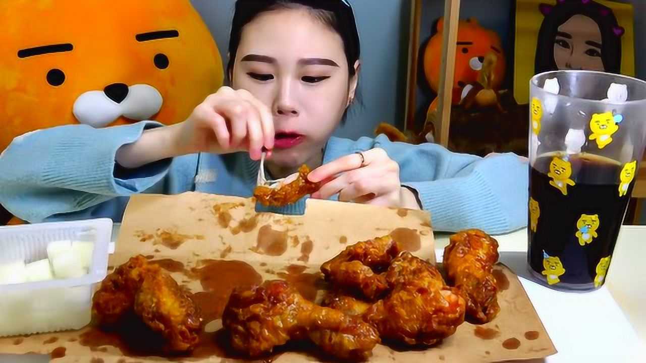 外国小姐姐吃鸡腿的样子真是可爱啊,骨头都啃得很干净,真厉害!