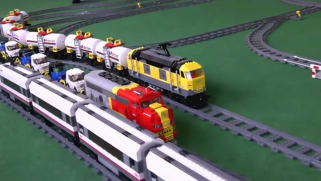 大型的乐高火车玩具多趟列车相撞车祸事故现场