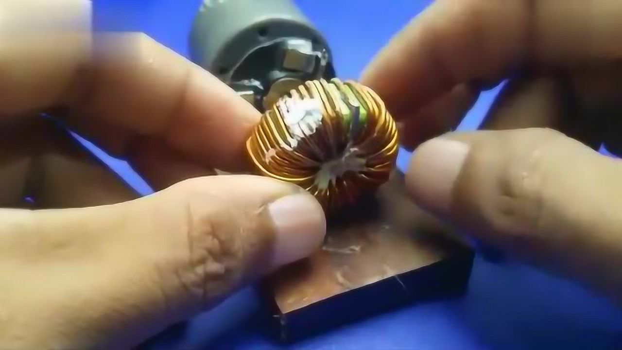使用带磁铁的铜线自制发电机,这操作真是厉害了!
