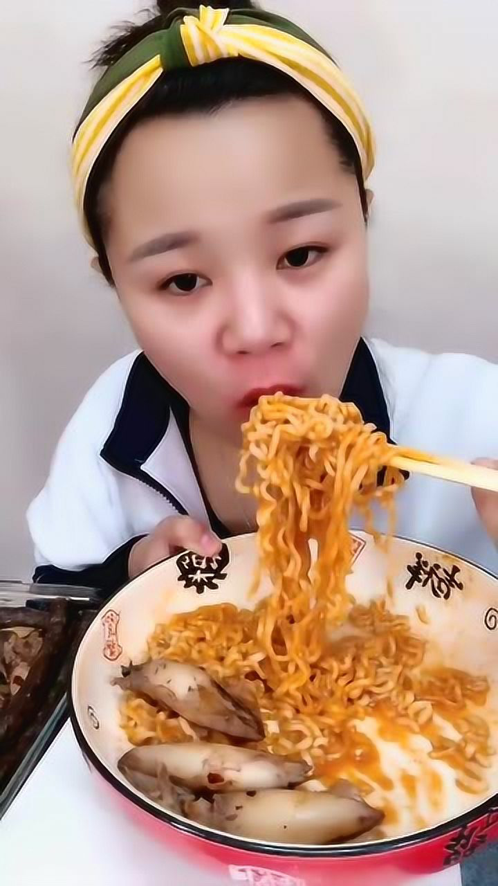 大胃王馨子吃美食一口气可以直接吃完网友你的脸都红了