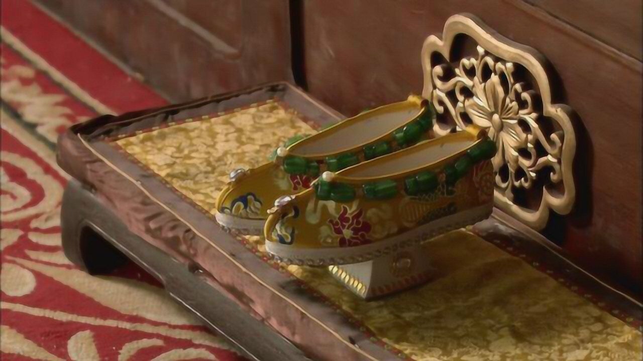 延禧攻略中皇后妃嫔穿的鞋子为什么不是清宫剧中常见的花盆底