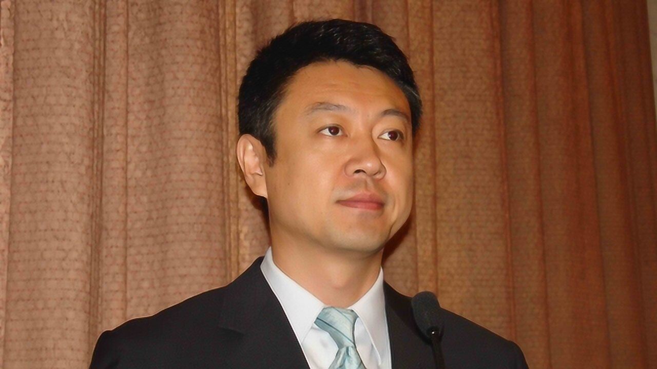 央视主持人杨柳家庭曝光,2015年从央视辞职,妻子比他小10岁